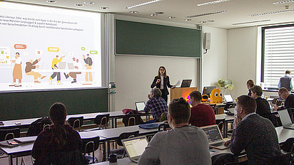 Viktoriya Olari and the participants at the workshop